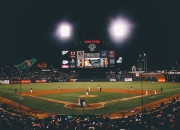 开云APP-赛道与球场，双线争冠的终极对决