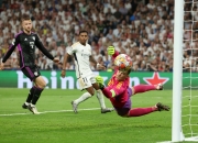 开云体育在线-包含本泽马干扰对手进攻，皇马主场力挽狂澜的词条