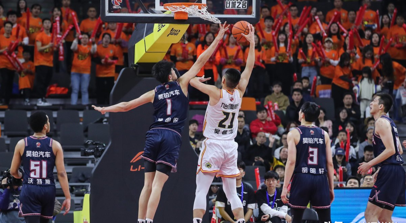 广东球员表现出色,带领球队获胜! 广东球员表现出色,带领球队获胜!