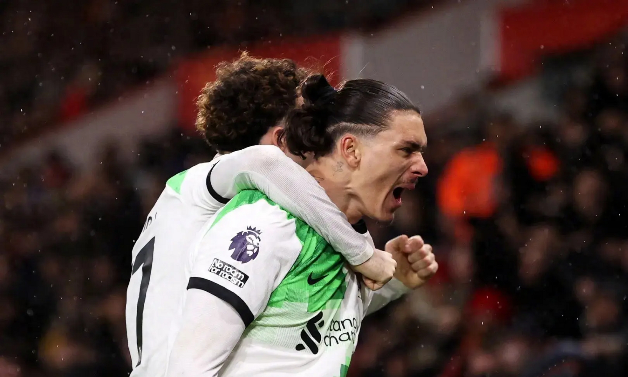 关于欧预赛实录：球员斗志昂扬，场上奋力拼争的信息