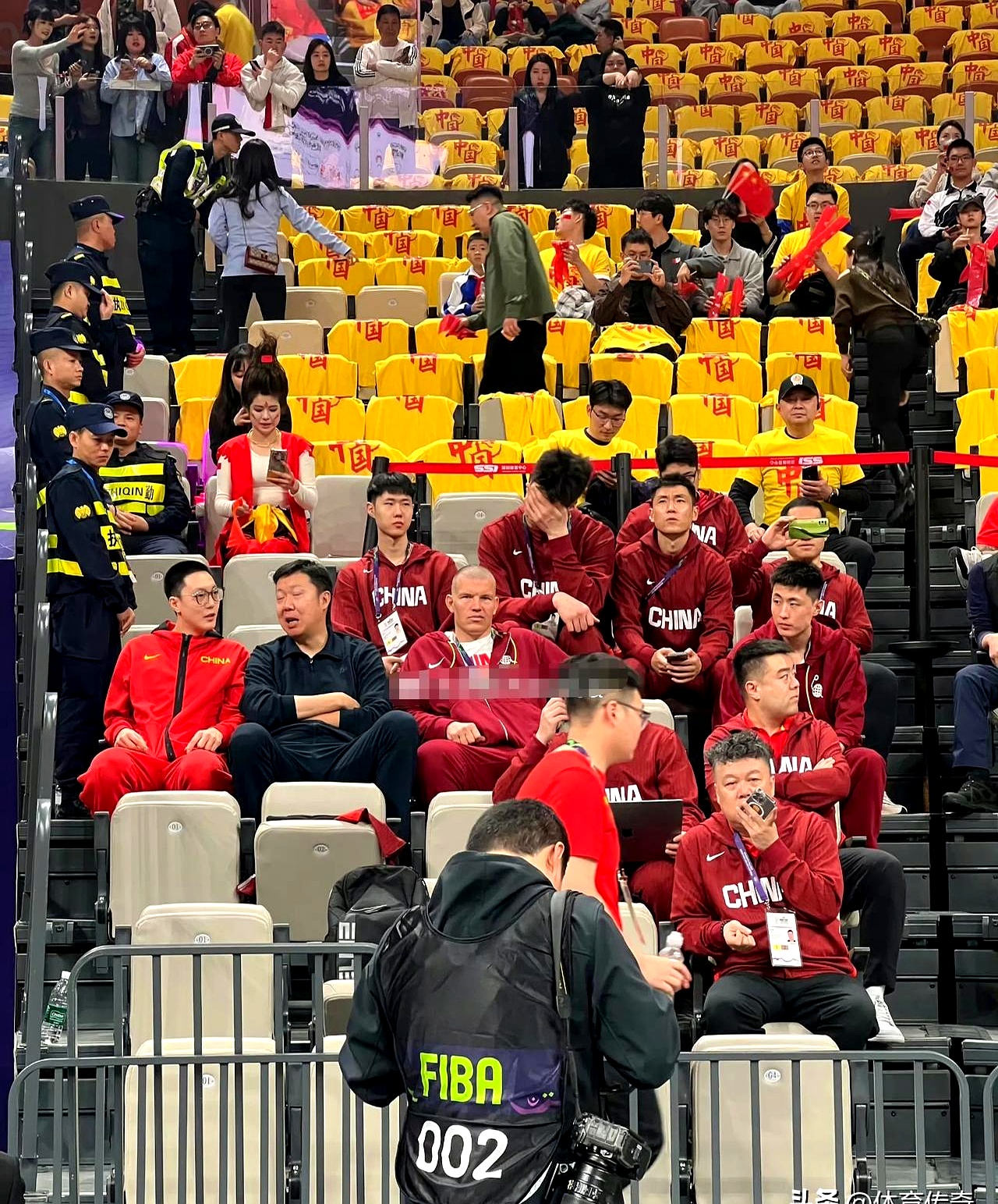 球员们的拼搏精神感染着观众 球员们的拼搏精神感染着观众