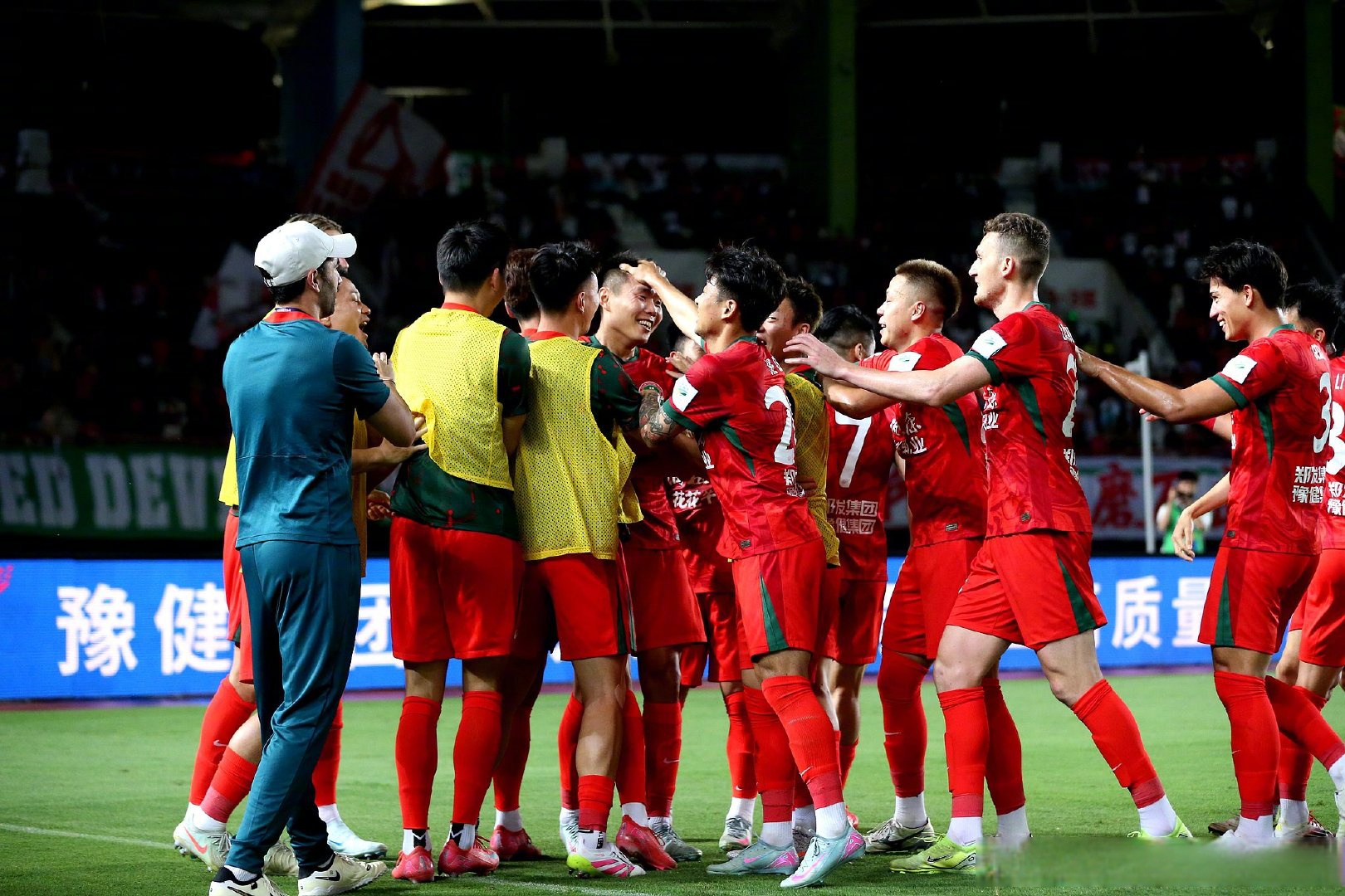 包含亚洲足球锦标赛再次精彩上演,观众满场欢呼的词条 包含亚洲足球锦标赛再次精彩上演,观众满场欢呼的词条