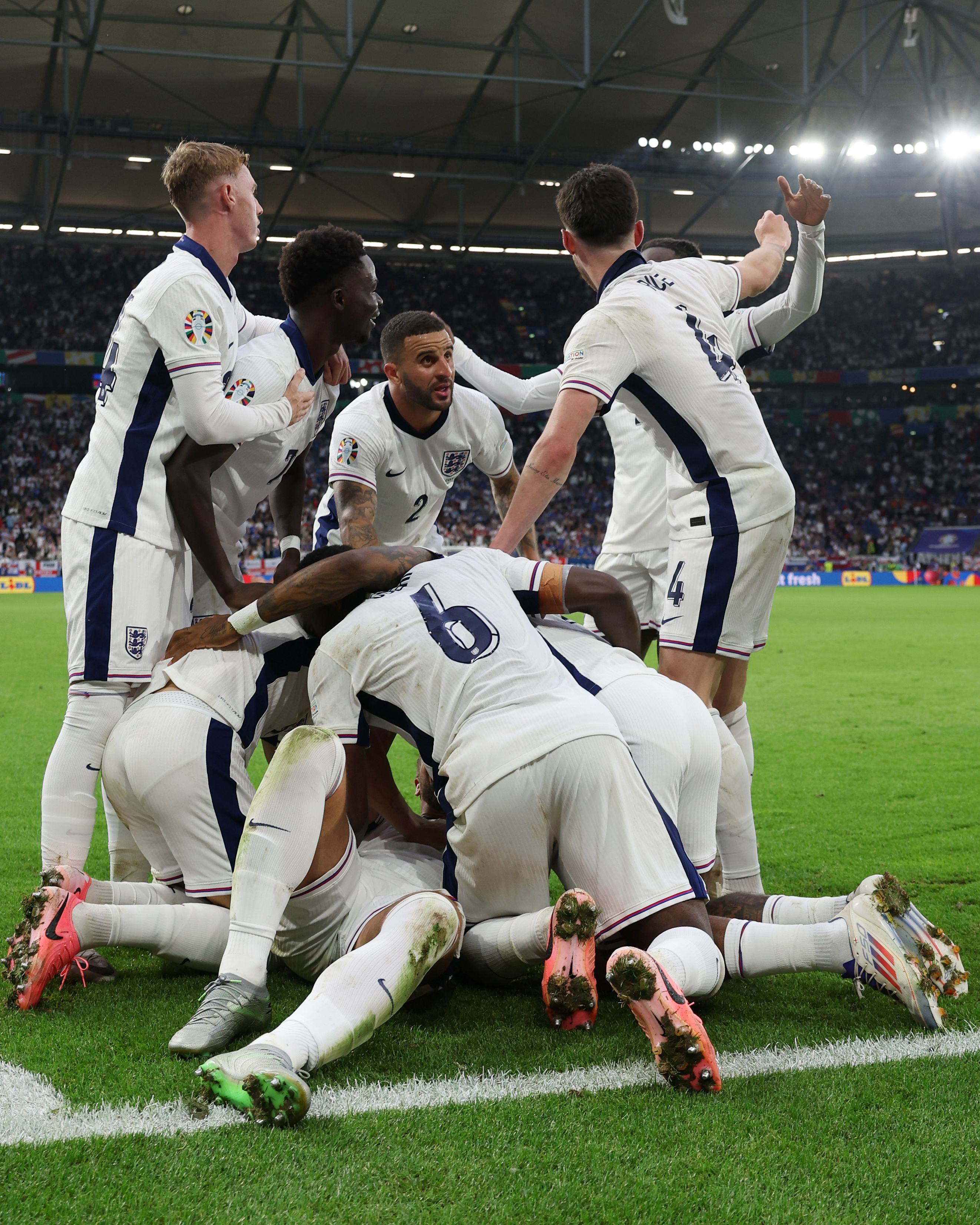 关于匈牙利队在激战中获胜，成功闯入下一轮比赛的信息