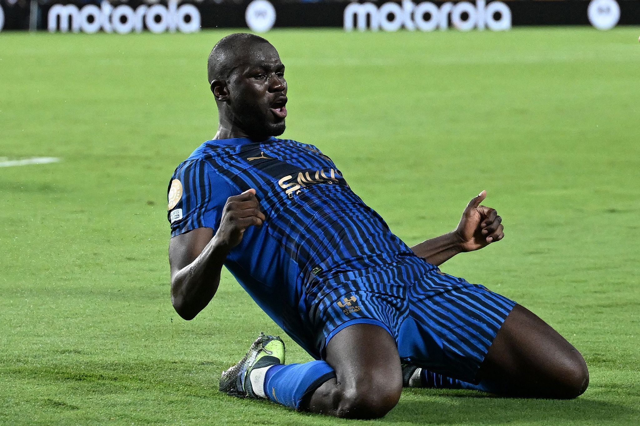 曼城凭梅开二度，轻松斩获三分