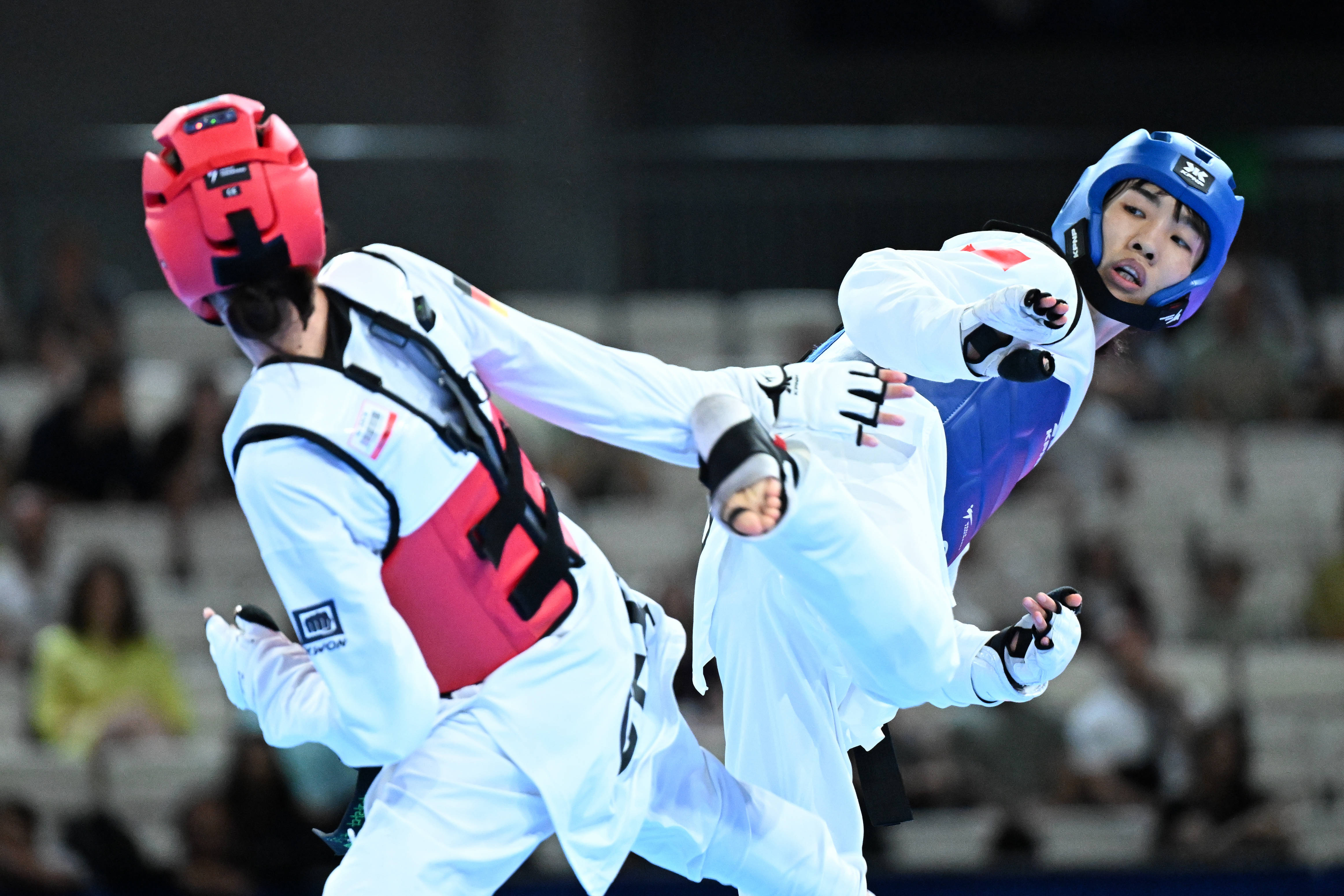 中国跆拳道选手惊艳表现，成功晋级半决赛