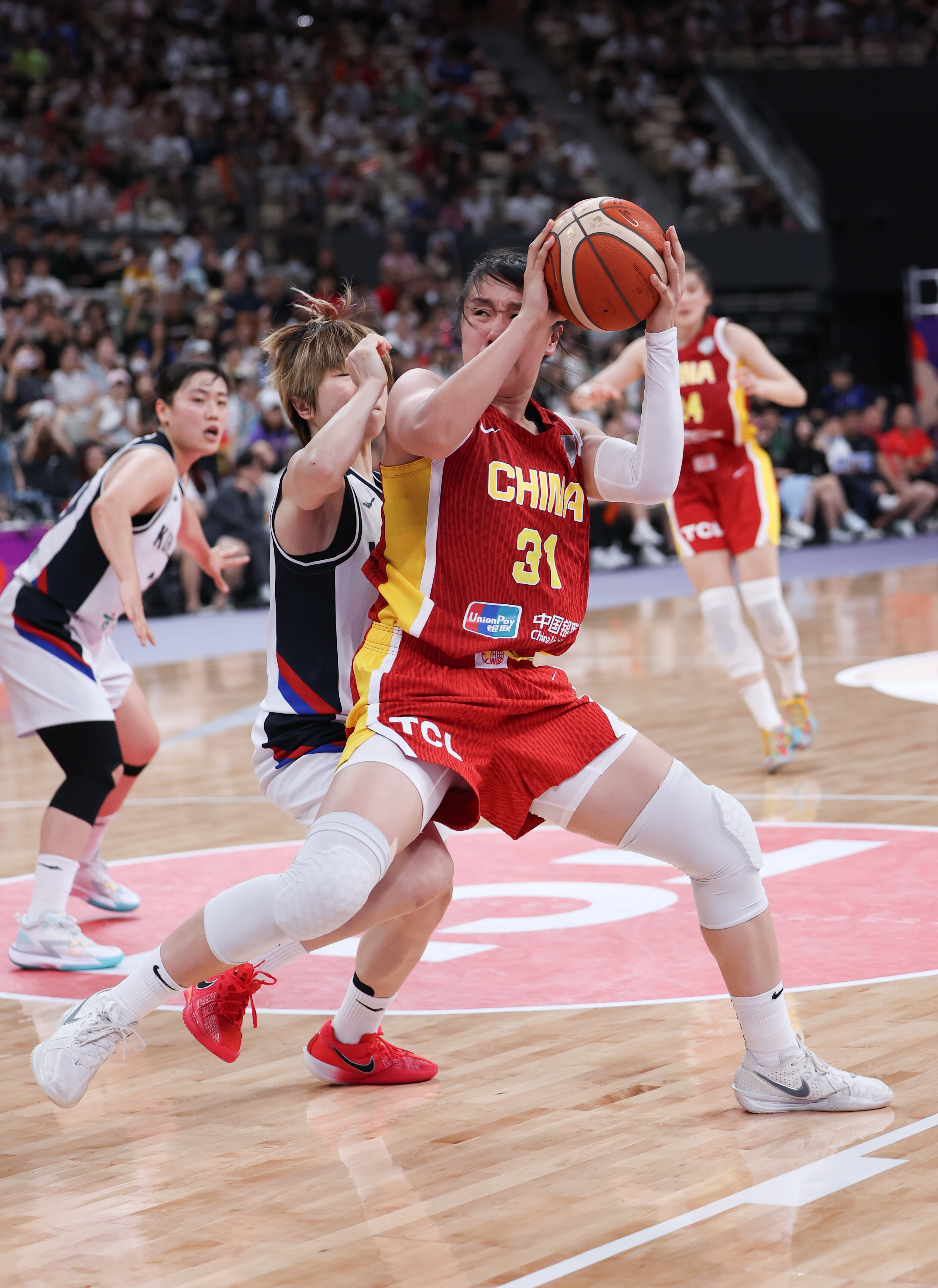 本土球队在国内比赛中表现出色，引领篮球热潮