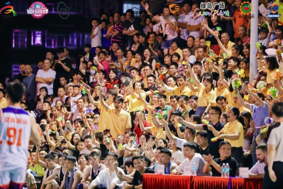 包含观赛群众热衷赛场内外角逐精彩的词条