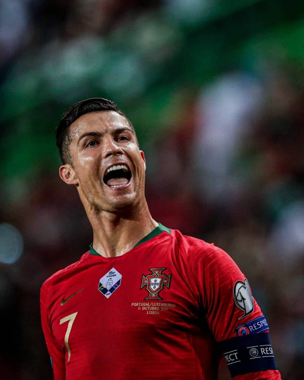 世界级足球赛事中球员怒放绽放