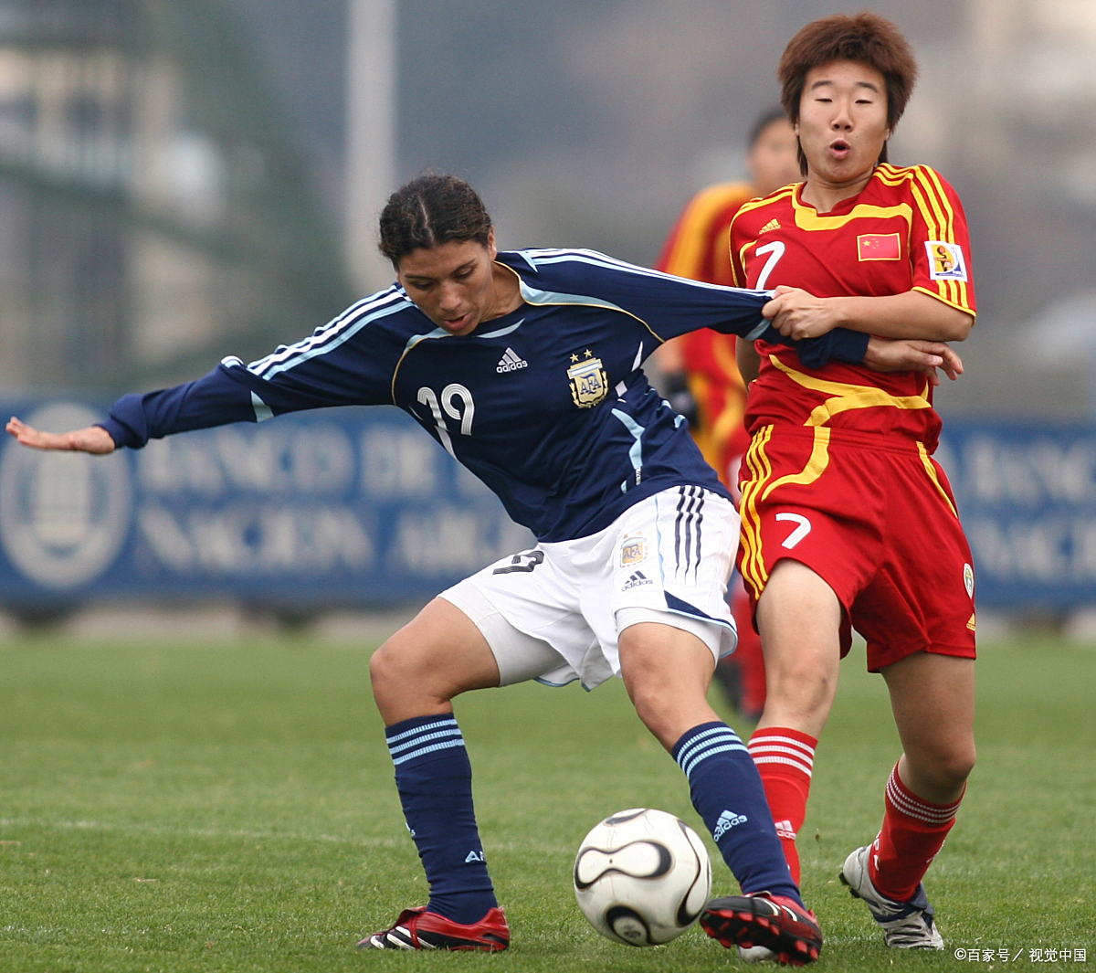 世界级足球赛事中球员怒放绽放