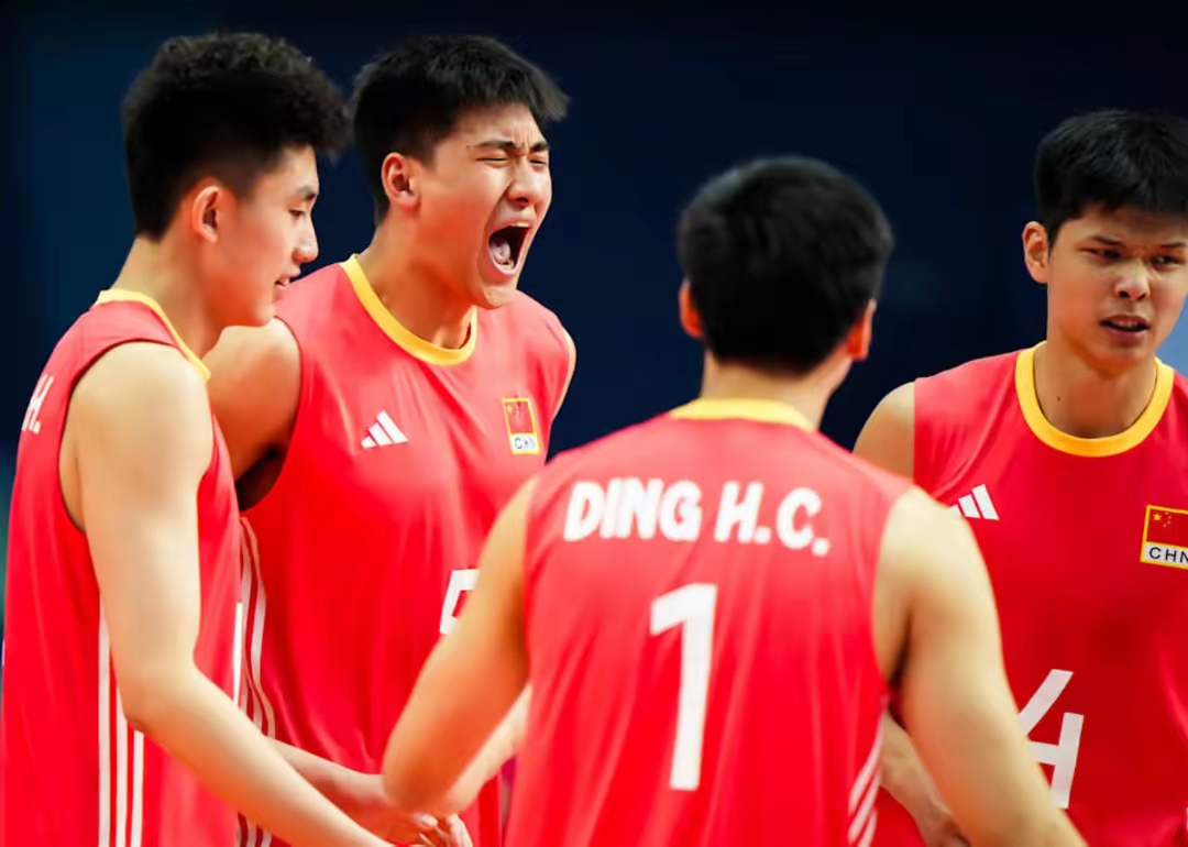 男排选手团队合作完美，取得佳绩