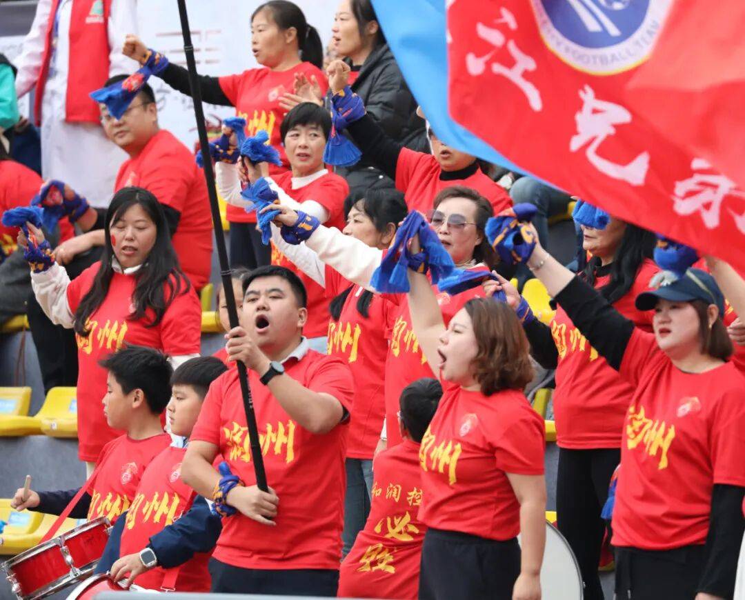 关于主场拼杀一场，球队成功夺胜，赢得球迷掌声的信息