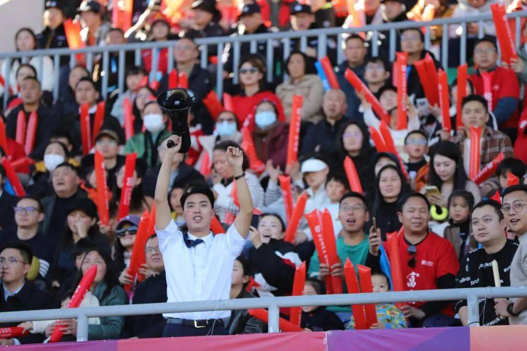 关于主场拼杀一场，球队成功夺胜，赢得球迷掌声的信息