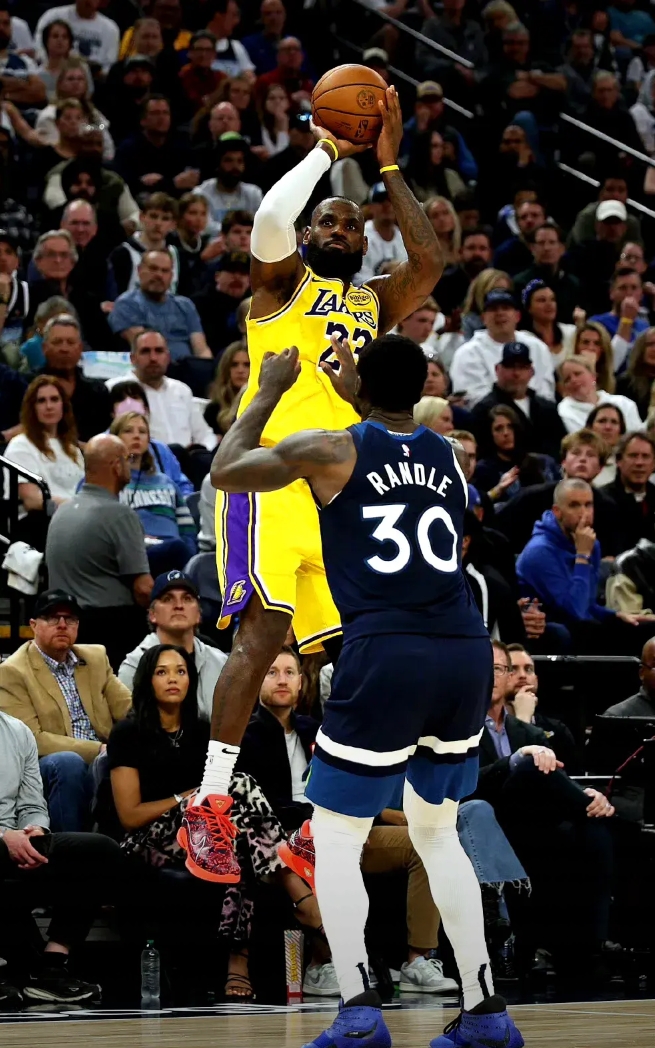 国王险胜独行侠，詹姆斯绝境逆转的简单介绍