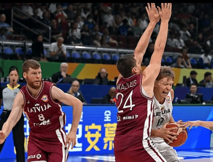 斯洛文尼亚队与拉脱维亚队互有攻防