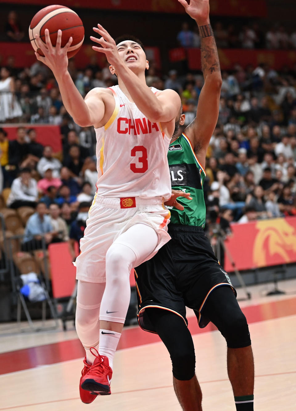 塞尔维亚男篮险胜公牛，福克斯关键制胜