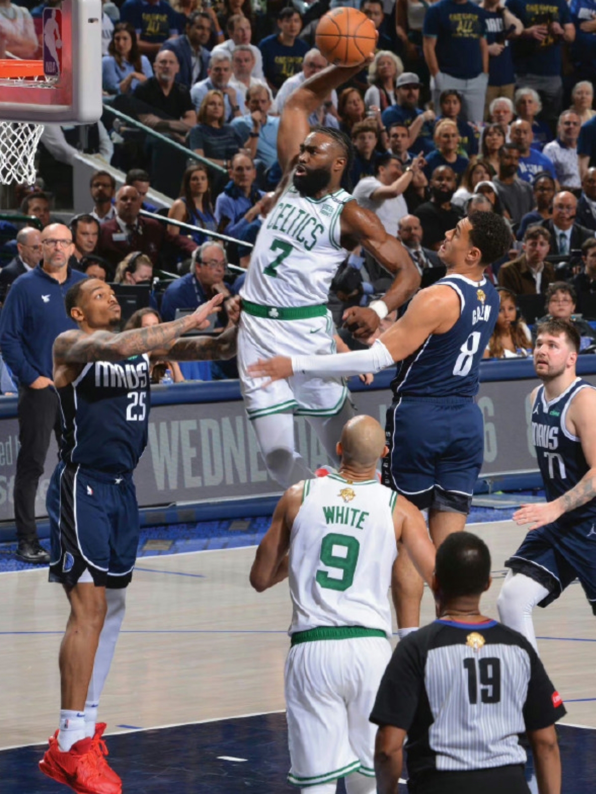 湖人轻取凯尔特人B队,拉塞尔送出助攻 湖人轻取凯尔特人B队,拉塞尔送出助攻