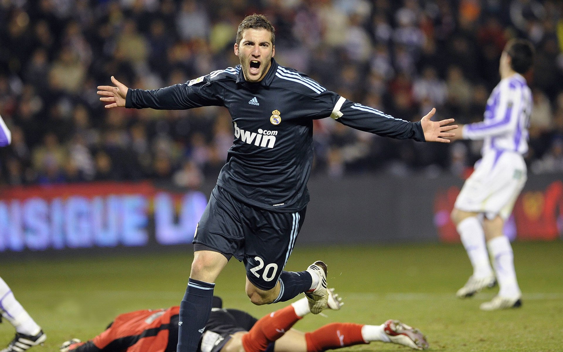 卡瓦哈尔一锤定音，玻利维亚高原主场力克威尔士创历史