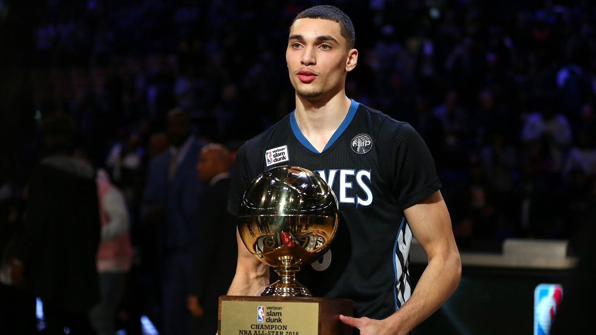 骑士轻取灰熊,布克压力下完成爆发,逆境中的王者归来